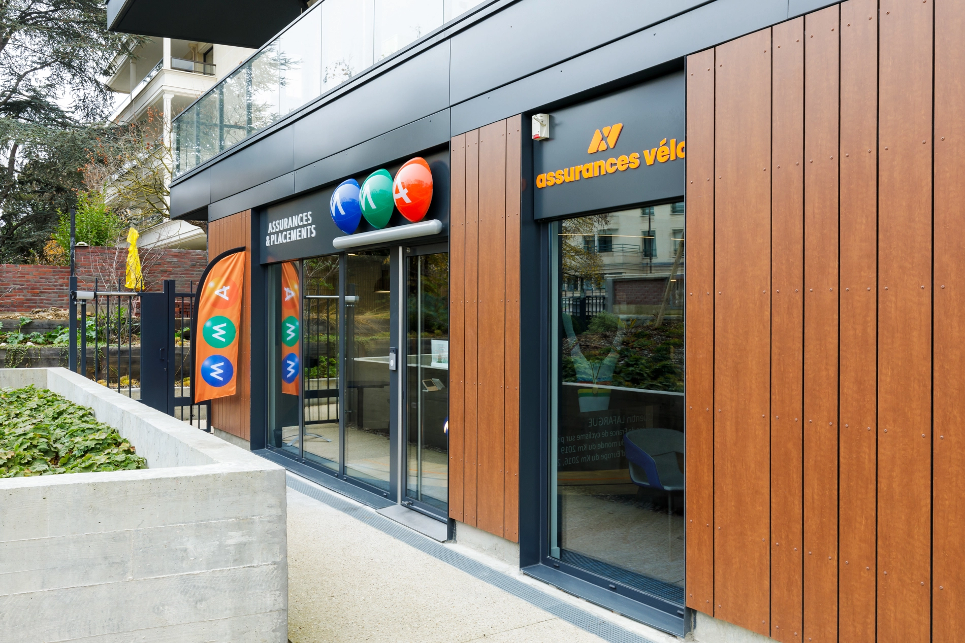 Façade du Cabinet Assurances Dauphin, situé au 27 bis boulevard de la République à Saint-Cloud (92210), spécialisé en assurances MMA pour particuliers, professionnels et vélos.